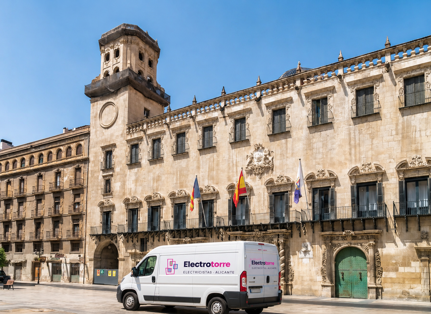 Furgoneta de Electrotorre frente al Ayuntamiento de Alicante